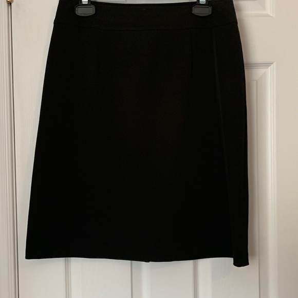 GLORIA Vanderbilt skirt with zipper and slit in back. - Picture 1 of 10